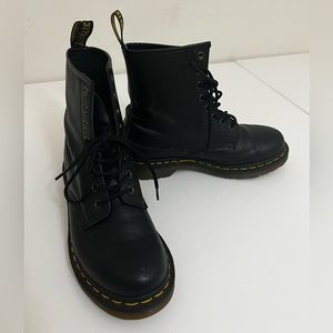 DR MARTENS BLACK BOOTS SIZE US 8 YELLOW STITCH